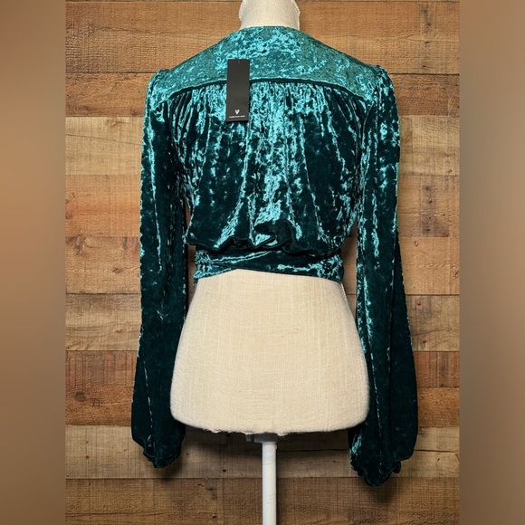 Lulus Festive Find Emerald Green Crushed Velvet Twist-Front Crop Top size Small - Picture 3 of 11